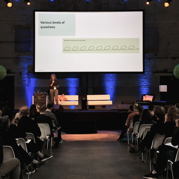 Geke van Dijk of STBY presenting at conference